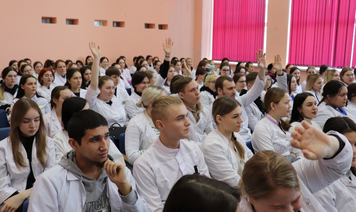 В Чебоксарском медколледже прошла «Ярмарка вакансий» | Министерство  здравоохранения Чувашской Республики